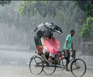 বৃষ্টির দাপট অব্যাহত, পর্যটকদের সতর্ক থাকার পরামর্শ