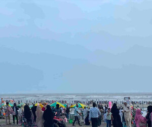 সপ্তাহান্তে কক্সবাজার সৈকতে ফিরল পর্যটকের ঢল