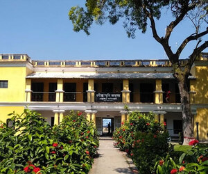 ঘুরে আসুন রবীন্দ্রনাথের স্মৃতিধন্য শাহজাদপুরের কাচারিবাড়ি