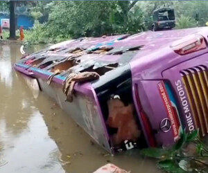 কুয়াকাটায় ভ্রমণের পথে পুকুরে পর্যটকবাহী স্লিপার বাস, আহত অন্তত ১৩