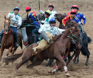 পাহাড়ের বুকে কাউবয়: কির্গিজস্তানের রোমাঞ্চকর ‘কোক-বোরু’