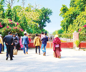 তালগাছের সারি পেরিয়ে যে পার্কে মেলে প্রকৃতির শান্তি